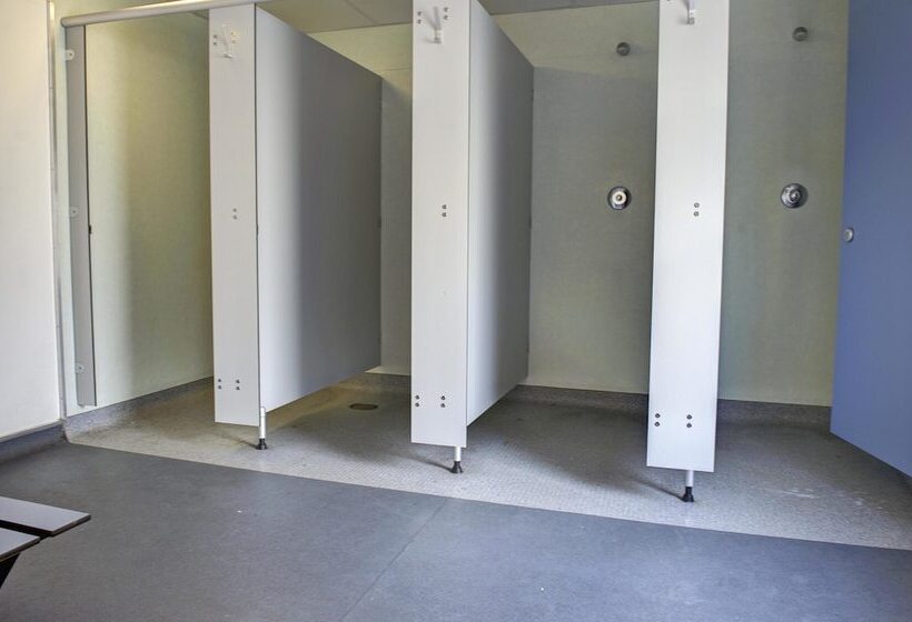 공용 욕실 구비 공동 객실 내의 침대, Kinlay House Hostel