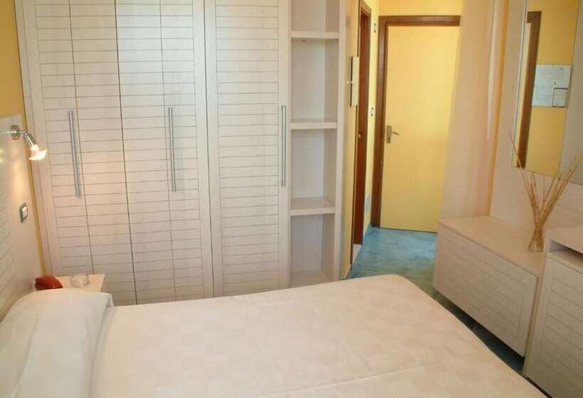Standard Room Double Bed Sea View, Color Alexandra Plaza Family