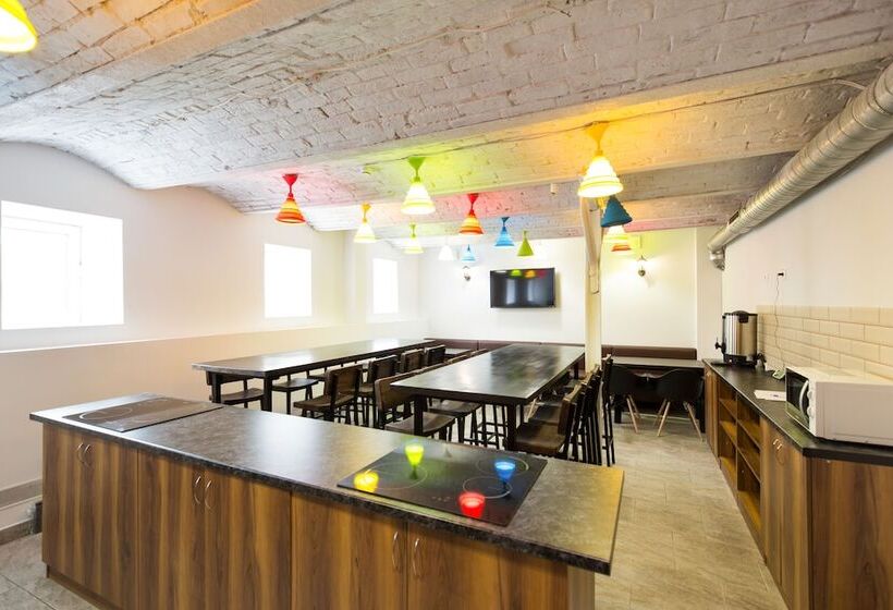 اتاق خانوادگی با سرویس بهداشتی مشترک, Makarov Hostel