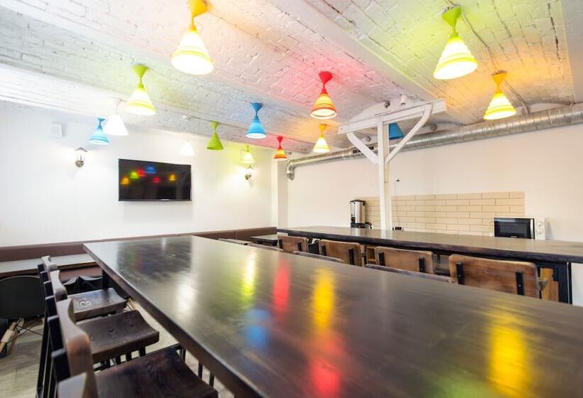 اتاق خانوادگی با سرویس بهداشتی مشترک, Makarov Hostel