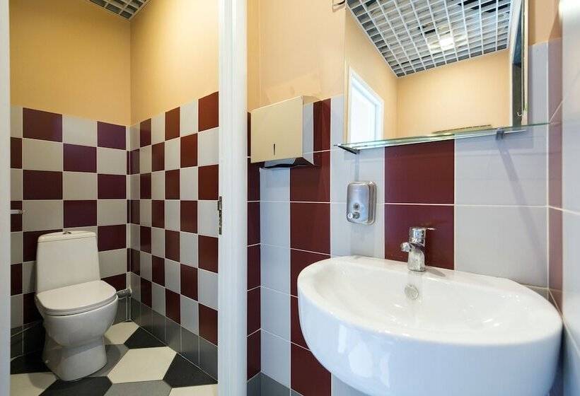 اتاق خانوادگی با سرویس بهداشتی مشترک, Makarov Hostel