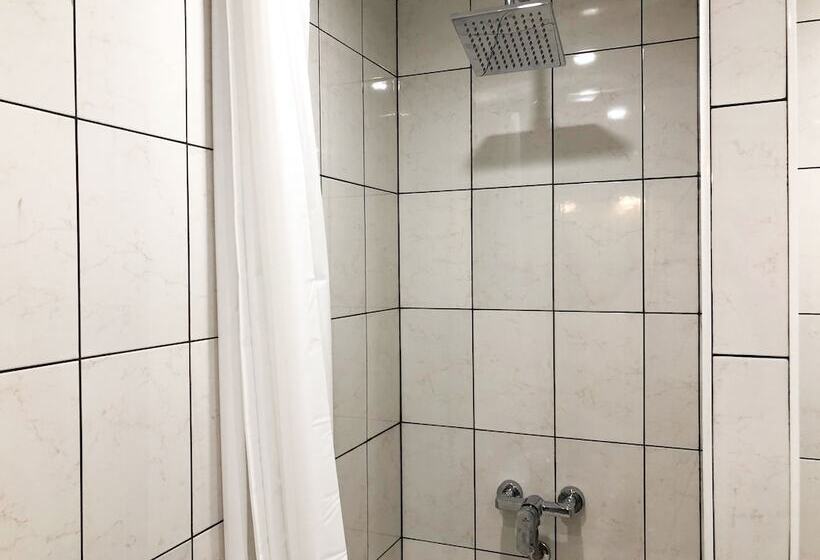 اتاق خانوادگی با سرویس بهداشتی مشترک, Makarov Hostel