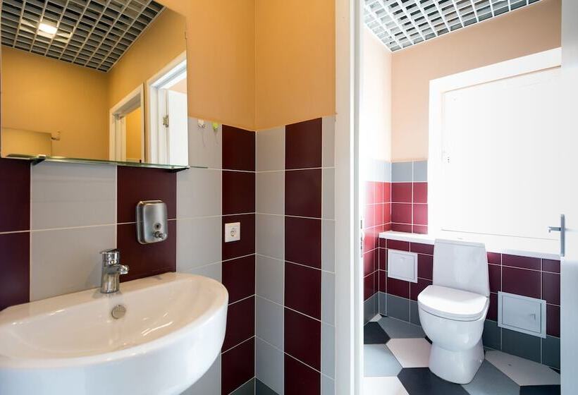 اتاق خانوادگی با سرویس بهداشتی مشترک, Makarov Hostel