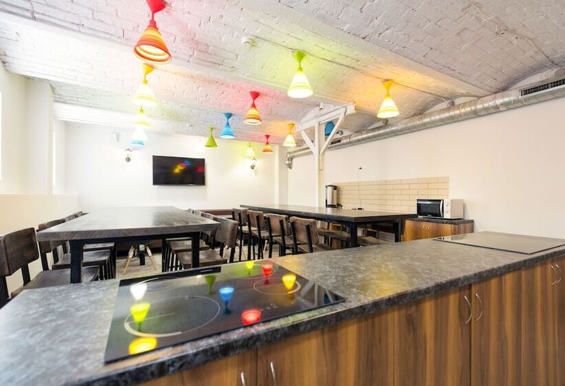 اتاق خانوادگی با سرویس بهداشتی مشترک, Makarov Hostel