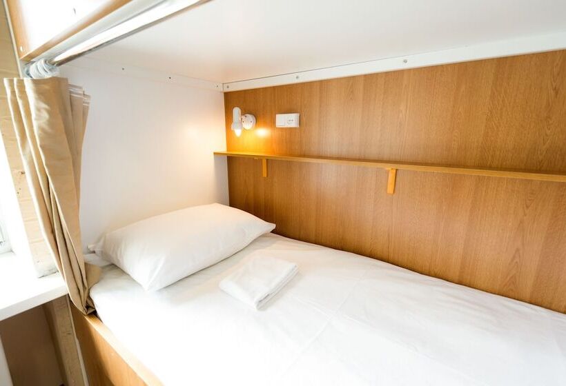 اتاق خانوادگی با سرویس بهداشتی مشترک, Makarov Hostel