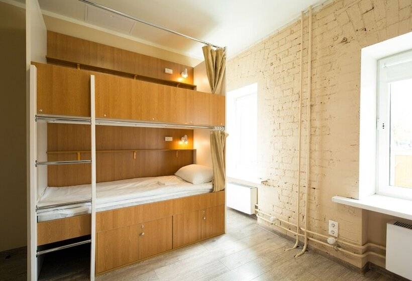 اتاق خانوادگی با سرویس بهداشتی مشترک, Makarov Hostel