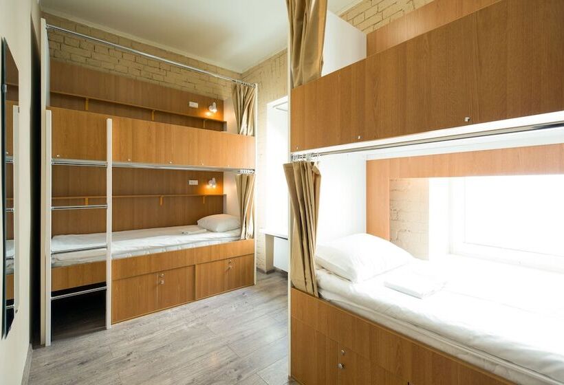 اتاق خانوادگی با سرویس بهداشتی مشترک, Makarov Hostel