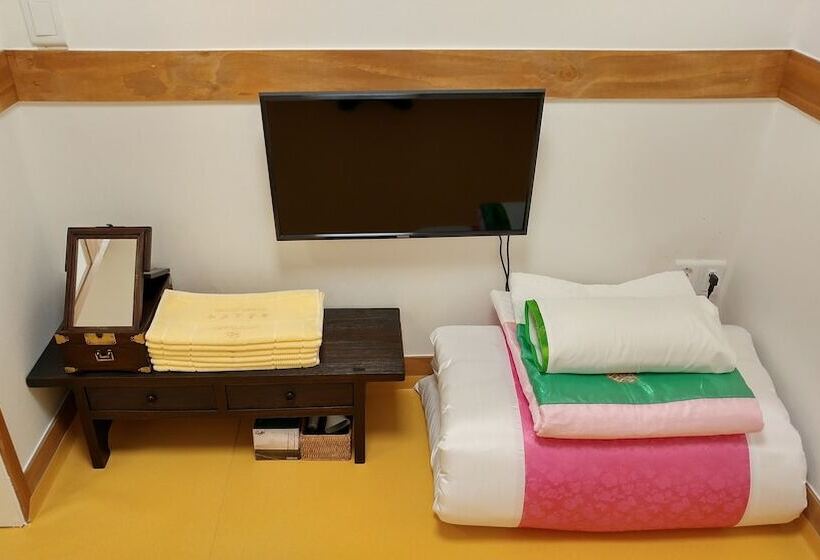اتاق استاندارد یک نفره, Bukchon Sosunjae Guesthouse