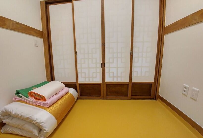 اتاق استاندارد یک نفره, Bukchon Sosunjae Guesthouse