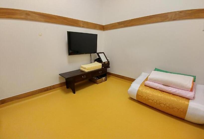 اتاق استاندارد یک نفره, Bukchon Sosunjae Guesthouse