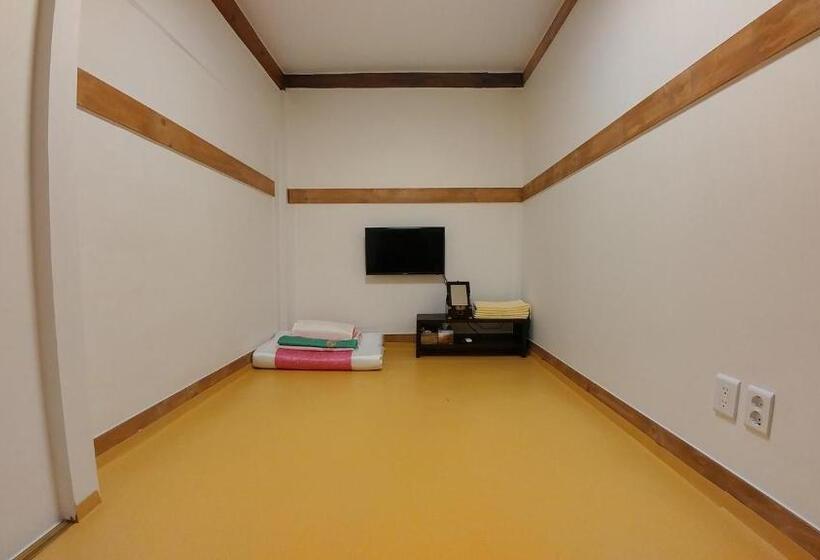 اتاق استاندارد سه نفره, Bukchon Sosunjae Guesthouse