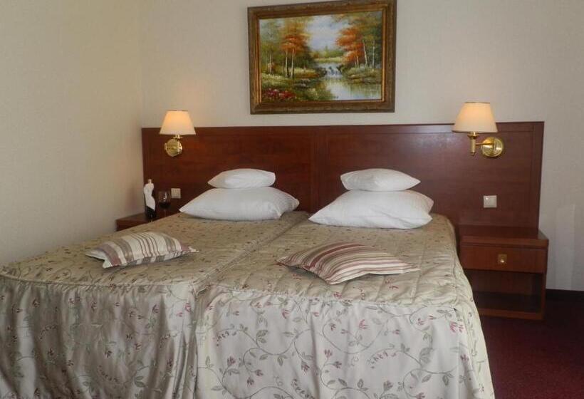 اتاق راحتی سه تخته, Willa Alexander Resort & Spa   Caloroczny Kryty Basen