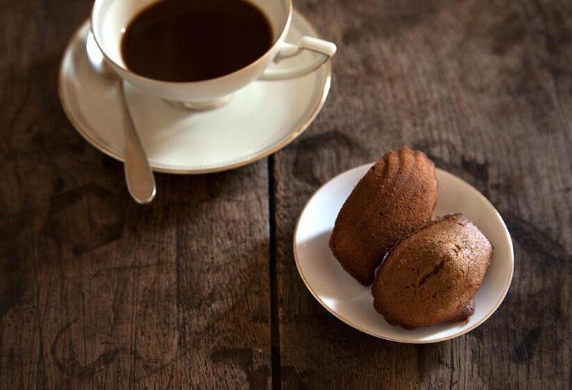 سوئیت با بالکن, Colazione In Piazza Castello