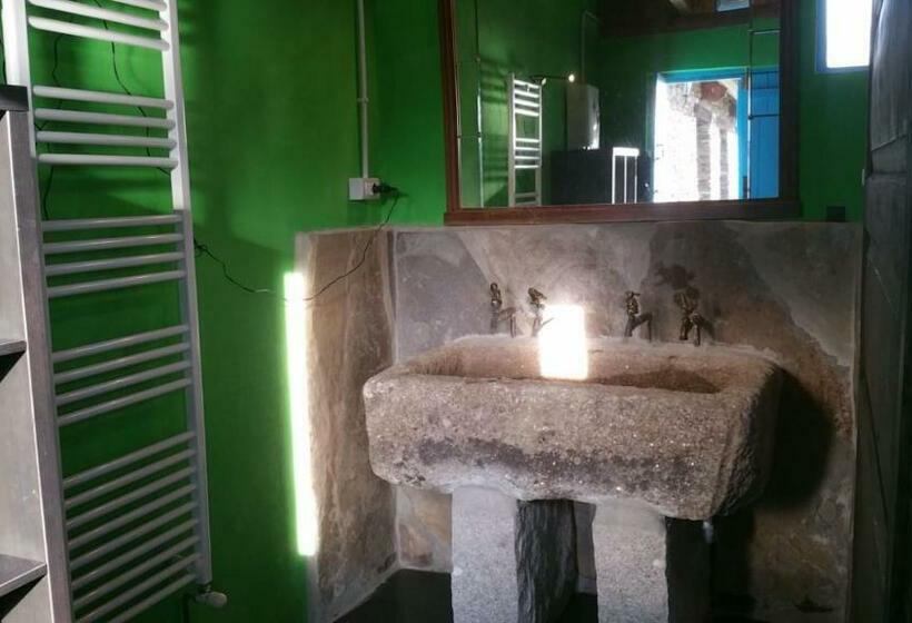 اتاق خانوادگی, O Albergue   Hostel
