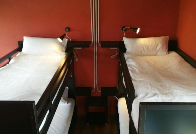 اتاق خانوادگی, O Albergue   Hostel