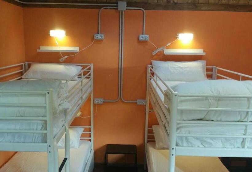 اتاق خانوادگی, O Albergue   Hostel