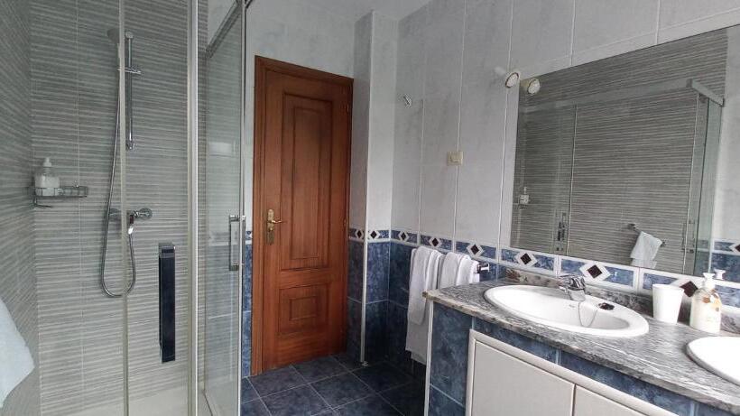 اتاق استاندارد با بالکن و چشم‌انداز دریا, Pensión Casa Angelina