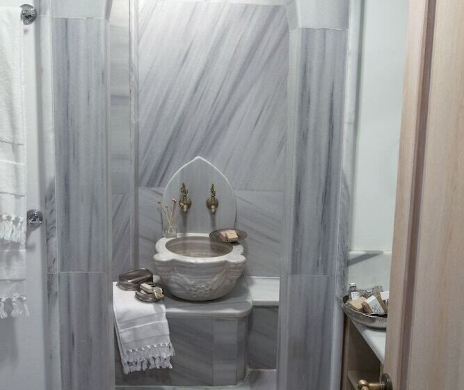 Deluxe Suite, Empress Zoe