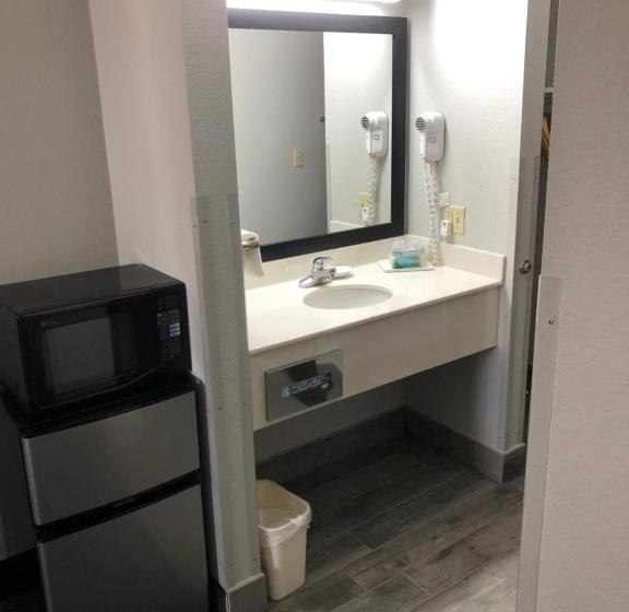 חדר סטנדרט מותאם לאדם עם מוגבלויות, Lea County Inn