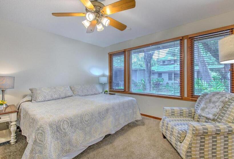 Standard room with outdoor bath, Riverbend Retreat   Fla