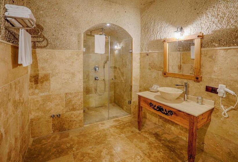 סוויטת ג'וניור, Design Cave