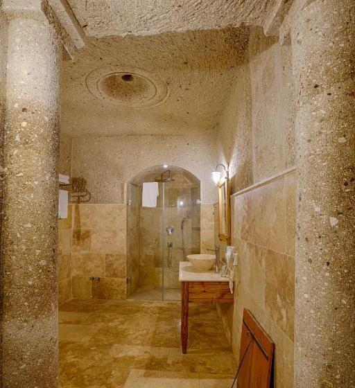 סוויטת ג'וניור, Design Cave