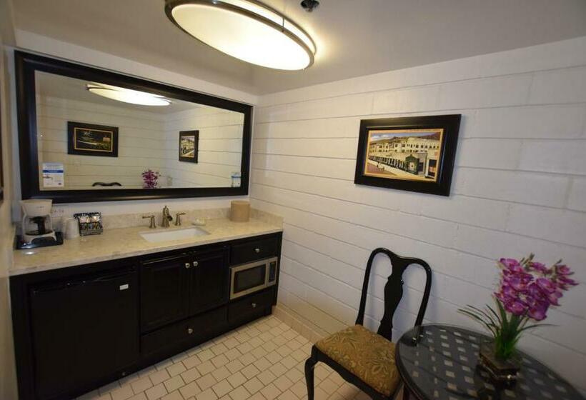 Семейный Номер, Catalina Courtyard Suites