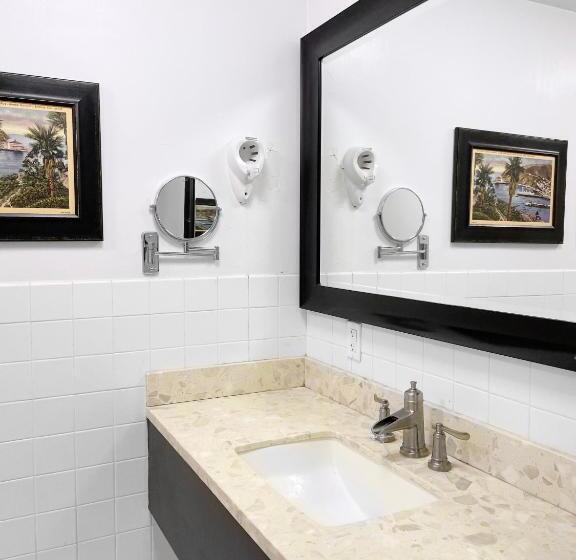 Семейный Номер, Catalina Courtyard Suites