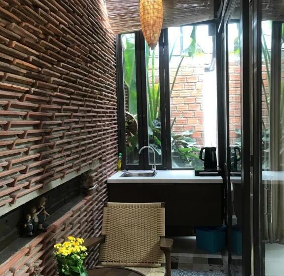 디럭스 룸, Ngoi House
