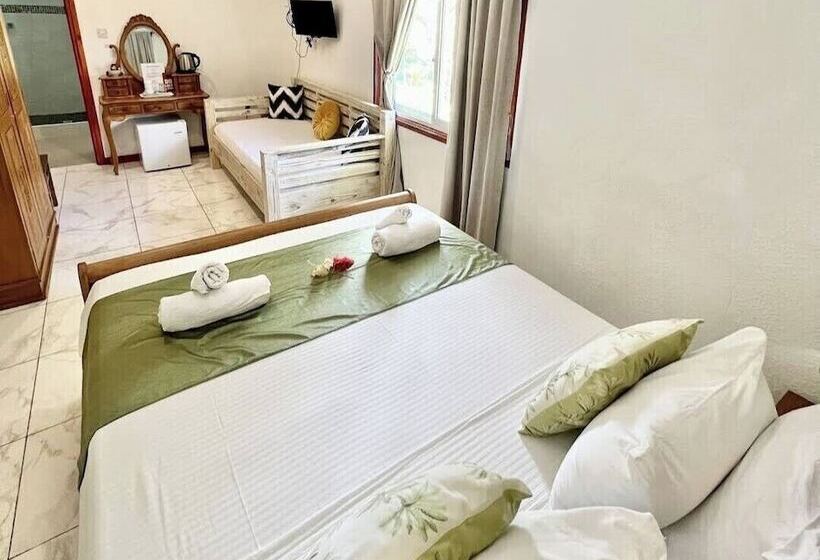اتاق ساده سه‌ نفره, Lucy's Guesthouse