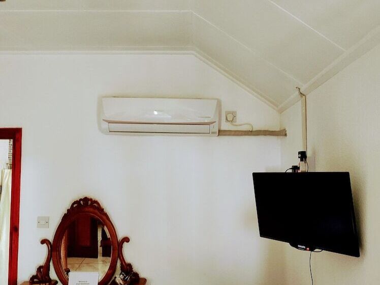 اتاق ساده سه‌ نفره, Lucy's Guesthouse