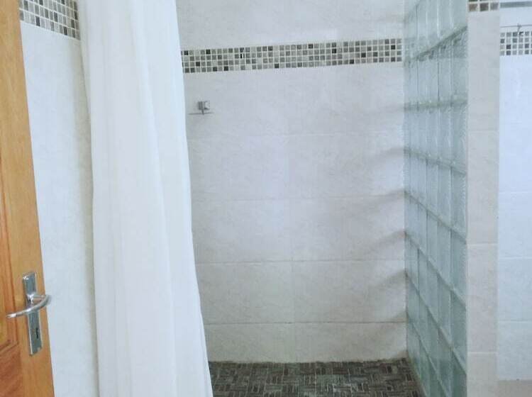 اتاق ساده سه‌ نفره, Lucy's Guesthouse