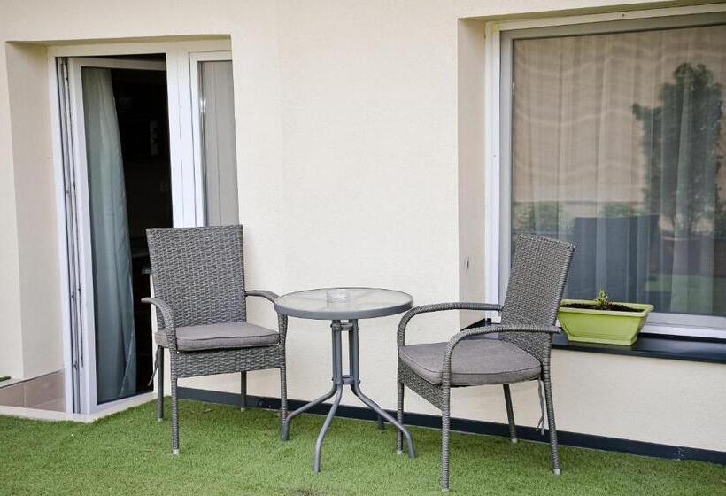 استودیوی استاندارد, Média Panzió és Apartmanház
