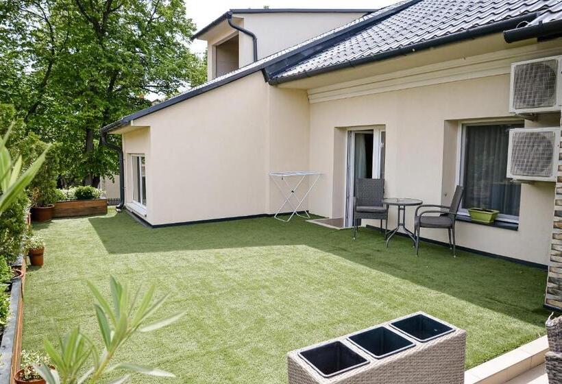 استودیوی استاندارد, Média Panzió és Apartmanház