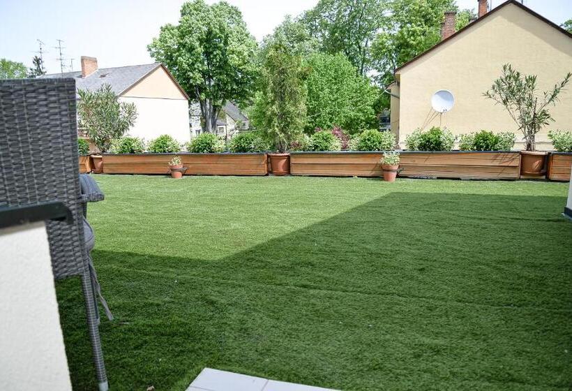 استودیوی استاندارد, Média Panzió és Apartmanház