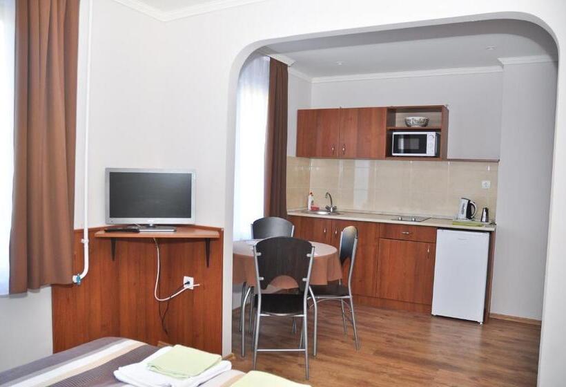 استودیوی استاندارد, Média Panzió és Apartmanház