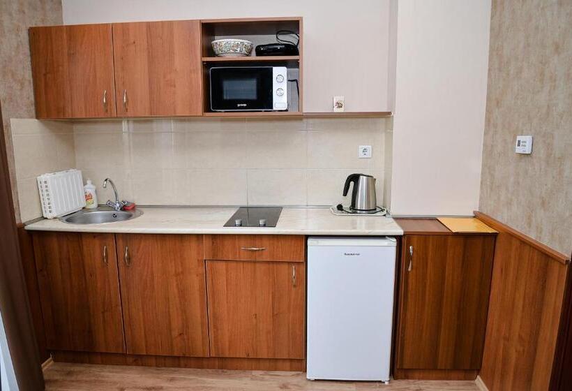 استودیوی استاندارد, Média Panzió és Apartmanház