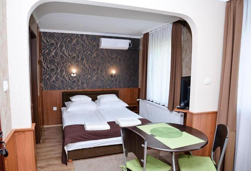 استودیوی استاندارد, Média Panzió és Apartmanház