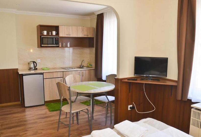 استودیوی استاندارد, Média Panzió és Apartmanház