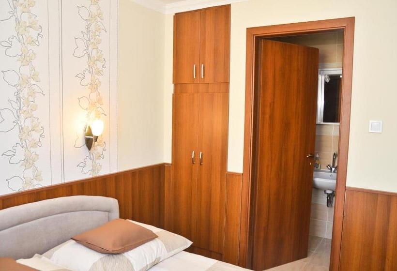 استودیوی استاندارد, Média Panzió és Apartmanház
