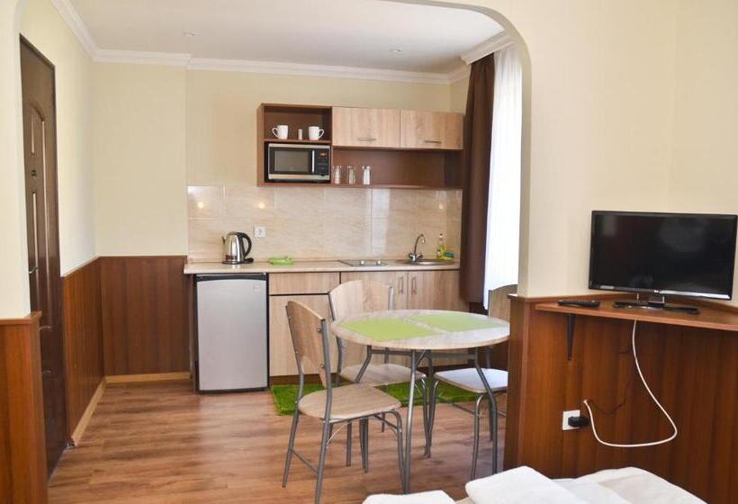 استودیوی استاندارد, Média Panzió és Apartmanház