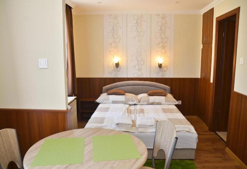 استودیوی استاندارد, Média Panzió és Apartmanház