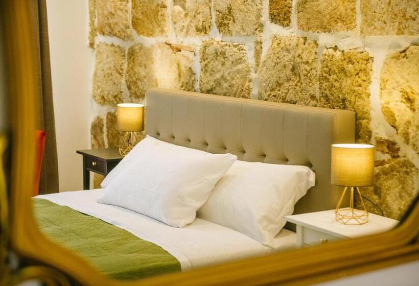 اتاق لوکس سه تخته, Regina Elena Charme Rooms