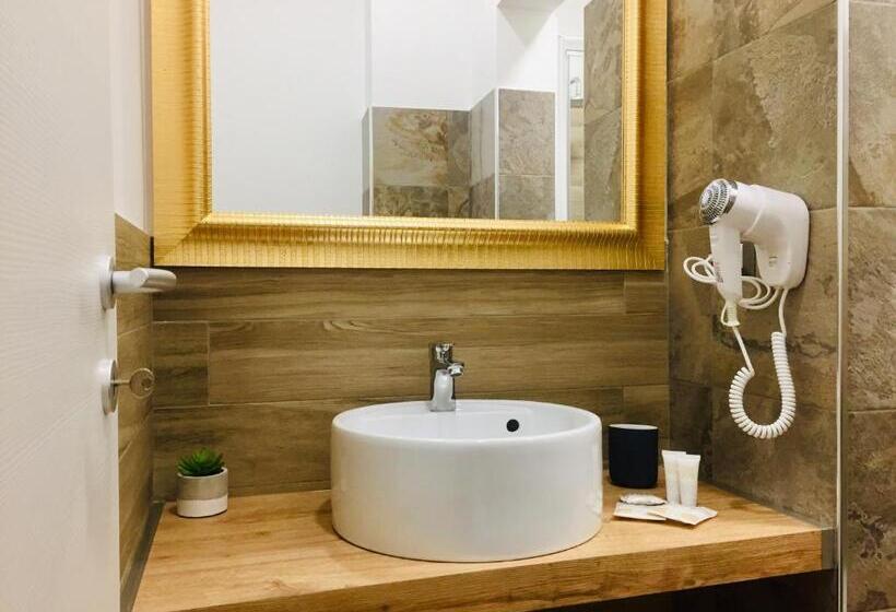 اتاق لوکس سه تخته, Regina Elena Charme Rooms