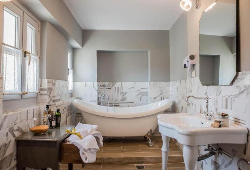سوییت لوکس, Kyria Boutique House