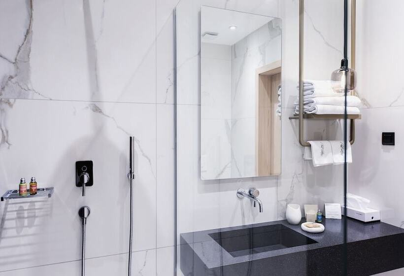 スーペリアールーム, Pod Zidom Rooms