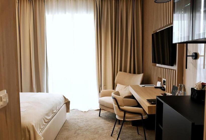 اتاق لوکس با بالکن, Pod Zidom Rooms