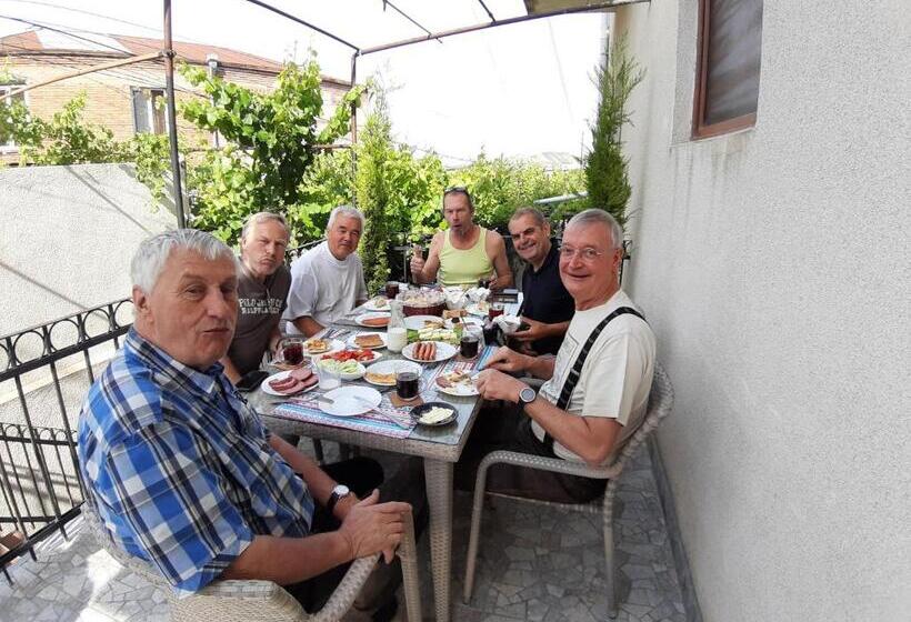 اتاق استاندارد با سرویس بهداشتی مشترک, Guest House   Mk