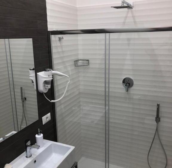 اتاق لوکس سه تخته, Domo B&b