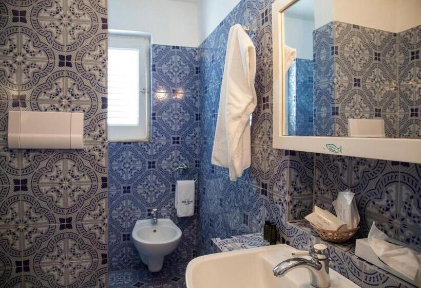 اتاق لوکس با چشم‌انداز دریا, Resort Villa Lydia